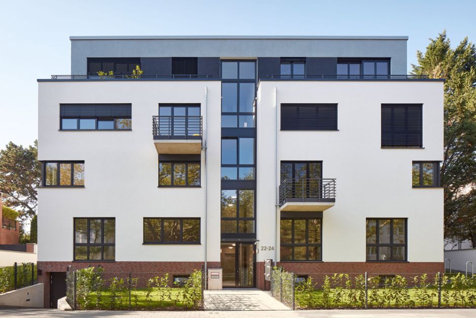 Frontalansicht der Vorderseite eines neuen Mehrfamilienhaus mit Vorgarten in moderner Architektur in Köln Braunsfeld