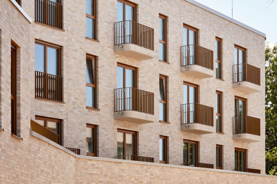 Front und Balkone des Haus Adelheid