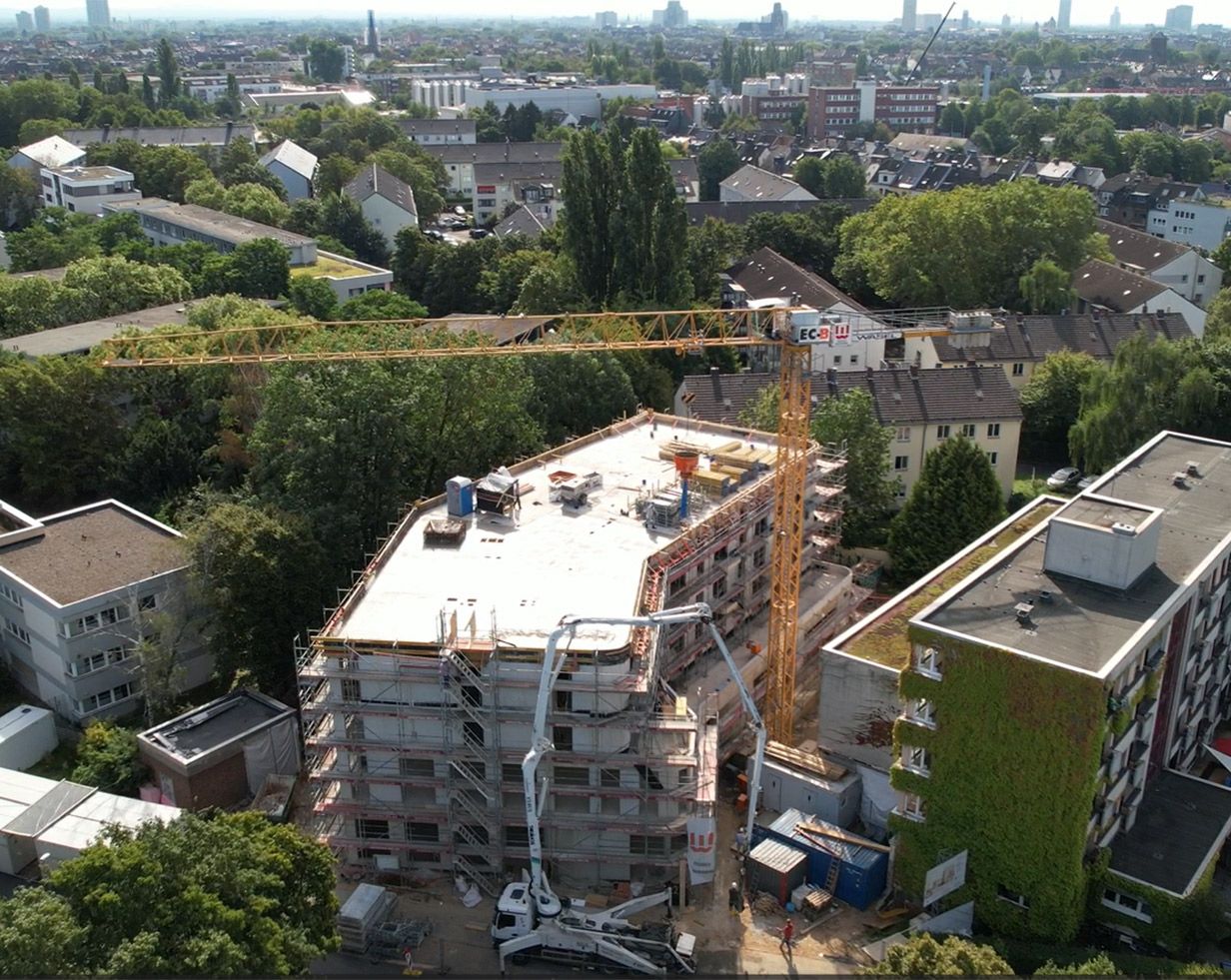 Panoramaperspektive über dem Haus Adelheid mit Baukran. Das Gebäude befindet sich im Umbau.